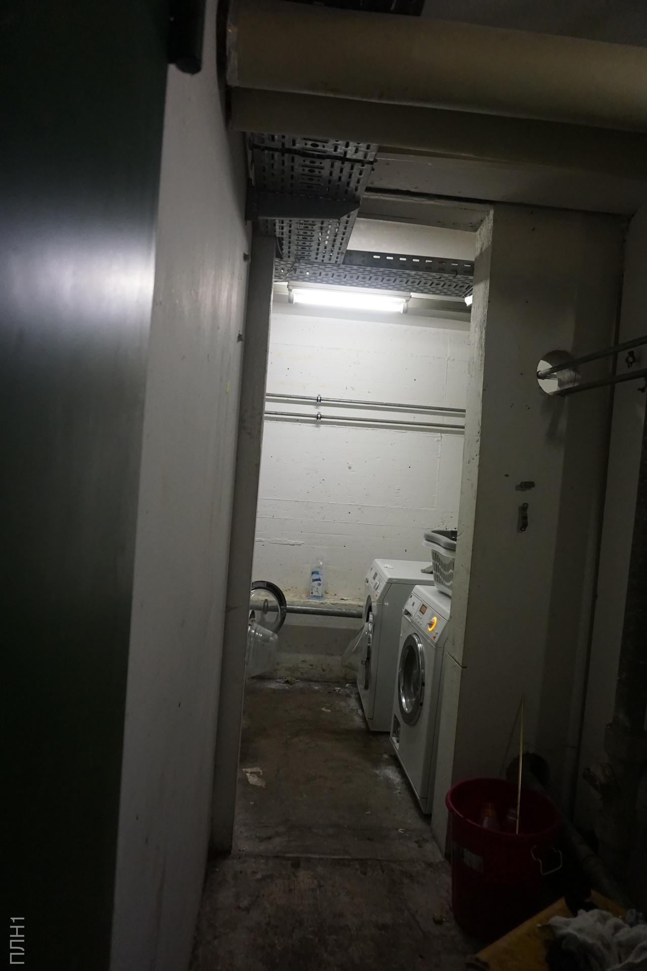 Ein kleiner (normal hoher) Kellerraum mit mehreren Waschmaschinen