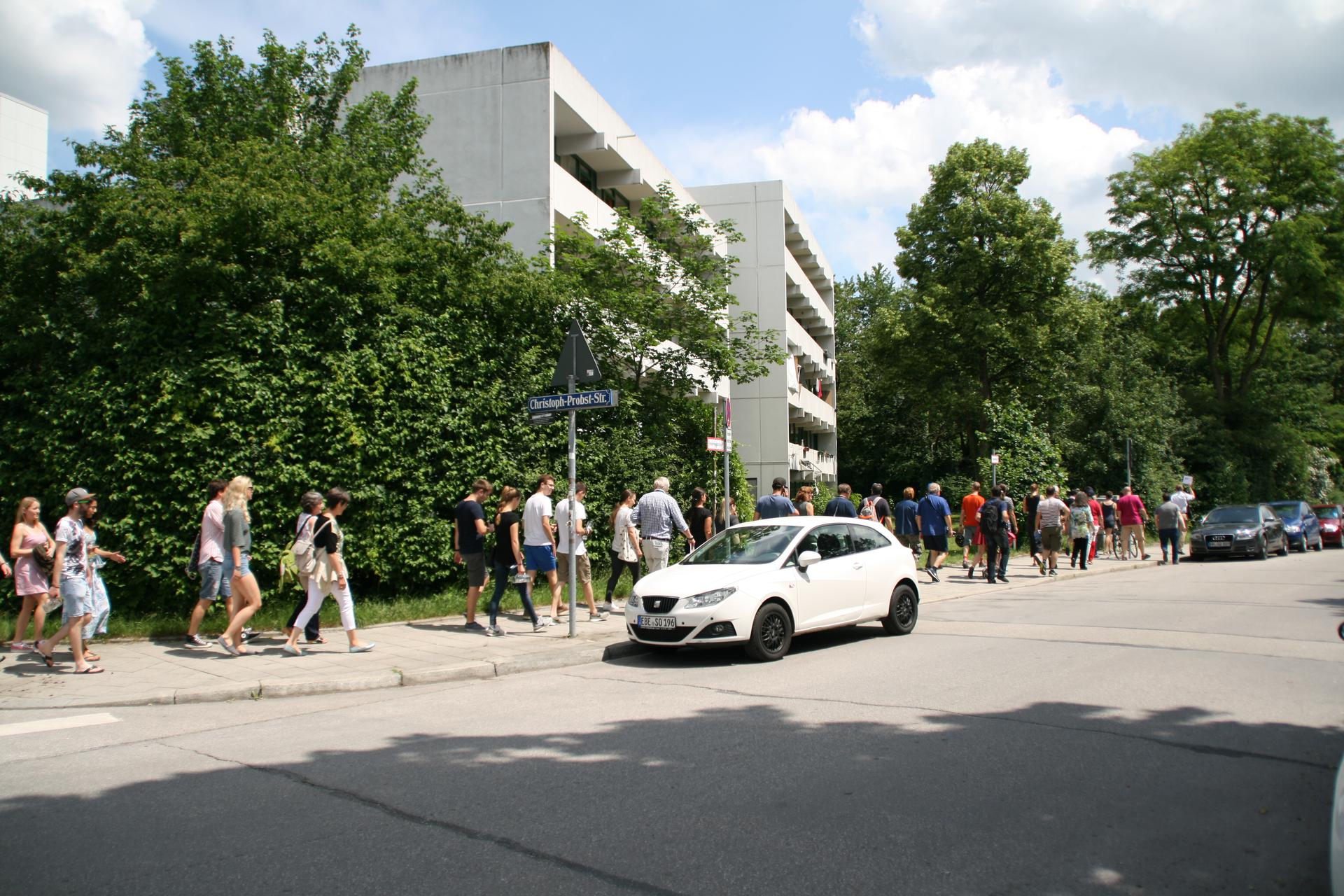 Etwa 30 Personen verfolgen Sindre auf dem Weg die Grasmeierstraße entlang.