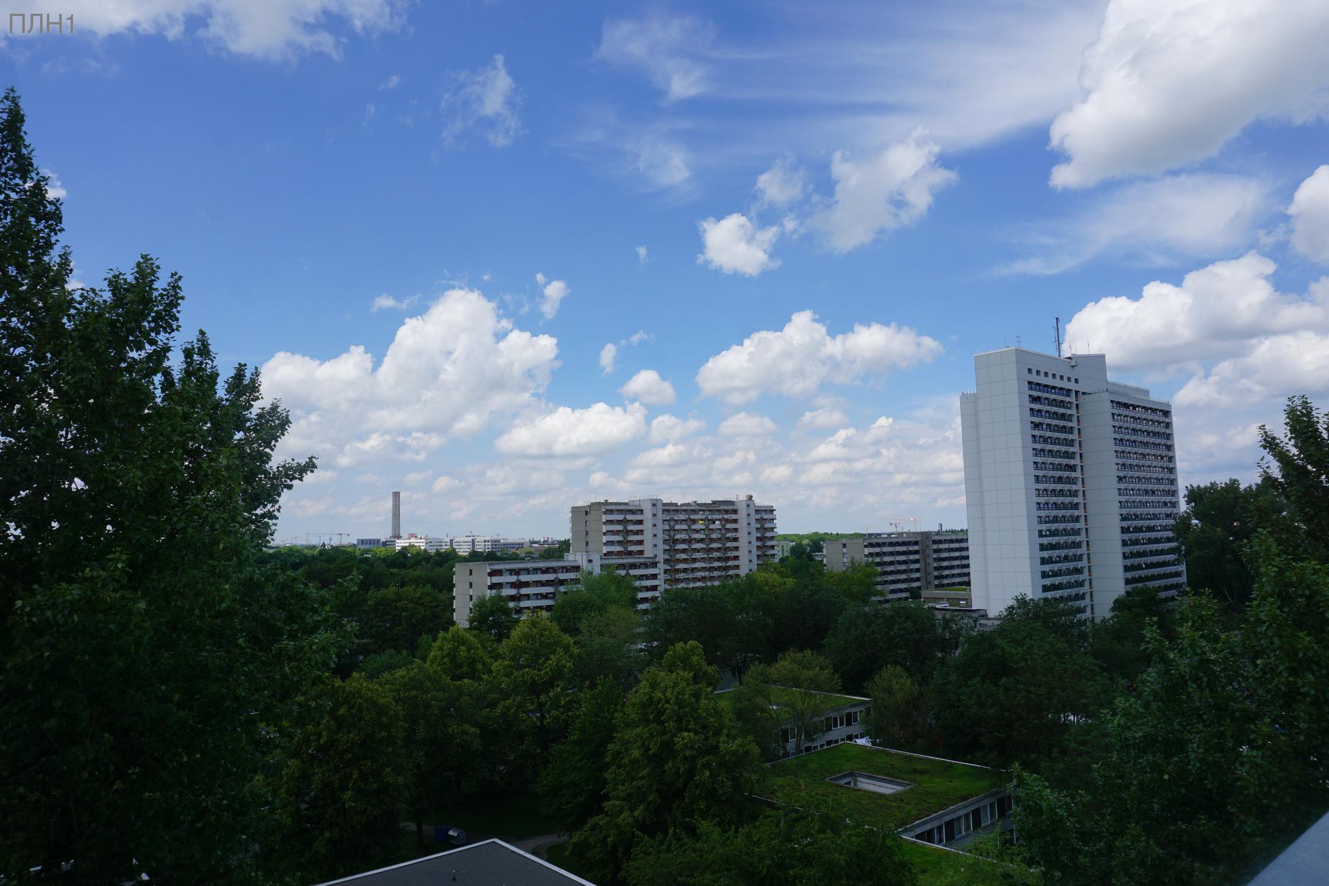 Sicht vom MKH-Dach in Richtung Neustadt (Nord-West). Rotes Haus, Oranges Haus, Blaues Haus, HSH. Teile von Haus 10 hinter Bäumen, 